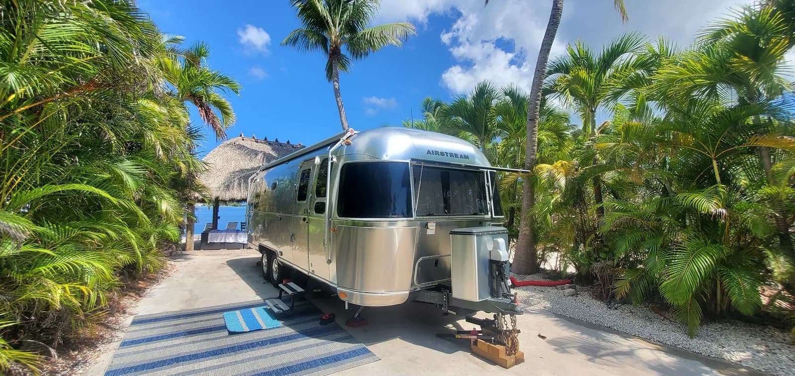 Travel trailer Airstream con la piel de aluminio reluciente en los Cayos de Florida